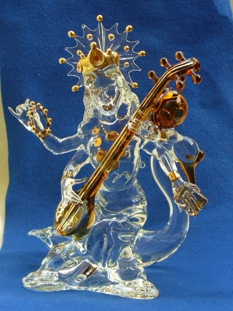 Skleněná plastika: Sarasvatí — pohled 9